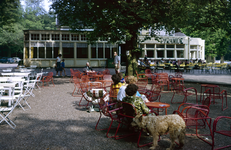 849902 Gezicht op het terras bij het café-restaurant De Pyramide van Austerlitz (Zeisterweg 98) te Woudenberg.